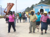 Los acompañantes de la cruz de chaupirarca camino al suculento almuerzo