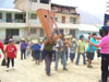 Los acompañantes de la cruz de chaupirarca camino al suculento almuerzo