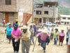 Los acompañantes de la cruz de chaupirarca camino al suculento almuerzo